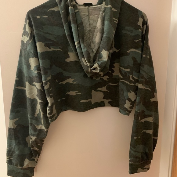Forever 21 camo cropped hoodie - Picture 2 of 3